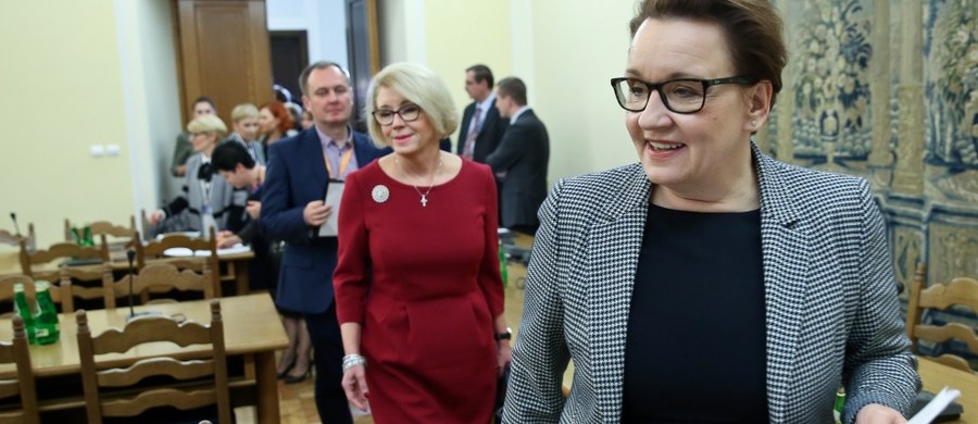 Sejmowa Komisja Edukacji, Nauki i Młodzieży negatywnie zaopiniowała w środę wniosek o wyrażenie wotum nieufności wobec minister edukacji Anny Zalewskiej. To nieprzygotowana reforma, wprowadzi potężne perturbacje nie tylko dla uczniów, ale także dla całego systemu oświaty - tak w skrócie opozycja argumentowała swój wniosek. Jest nieuzasadniony i ma robić polityczny szum - tak odpowiadał PiS podczas obrad komisji. Jednym z głównych powodów złożenia wniosku przez PO są przygotowywane przez resort edukacji zmiany w systemie oświaty – likwidacja gimnazjów oraz powrót do modelu 8-letniej szkoły podstawowej i 4-letniej szkoły średniej. Debata plenarna nad wnioskiem PO ma się odbyć w Sejmie w tym tygodniu.