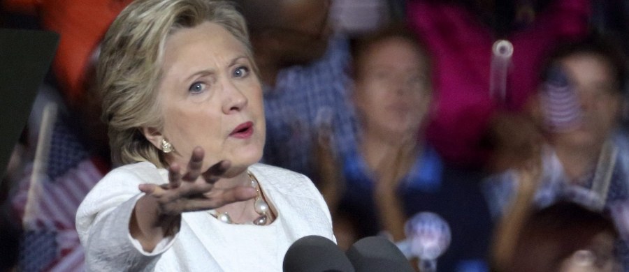 Demokraci próbują zminimalizować straty w kampanii, spowodowane przez szefa FBI, który wszczął ponownie postępowanie w sprawie tzw. afery mailowej. Najważniejsze sondaże pokazują spadek poparcia dla byłej Sekretarz Stanu. Według niektórych z nich na prowadzenie wyszedł Donald Trump. 