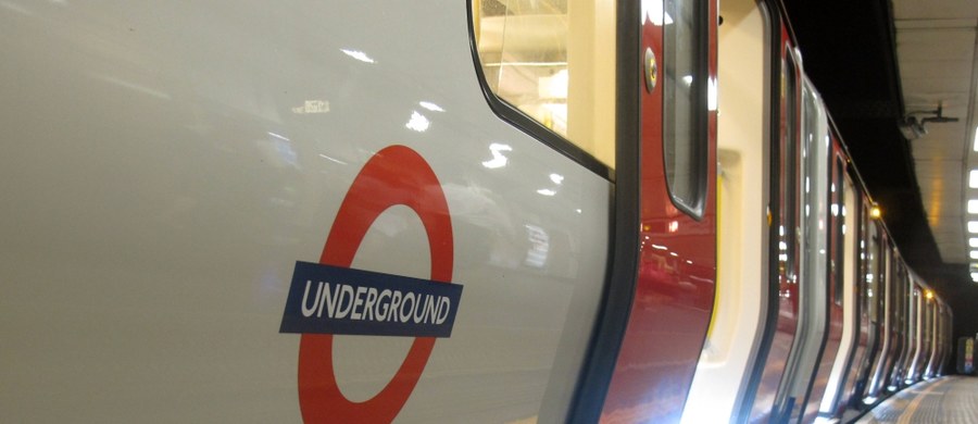 Brytyjska policja szuka mężczyzny, który napadł na Polkę w londyńskim metrze. Napastnik uderzył kobietę tak mocno, że upadła na podłogę. "Takie zachowanie jest całkowicie nie do przyjęcia" - zaznaczył oficer śledczy Denis Mahoney. Policja opublikowała wizerunek sprawcy i apeluje o pomoc w jego zatrzymaniu.