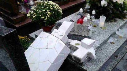Na cmentarzu w Ełku ktoś zniszczył ponad 100 nagrobków