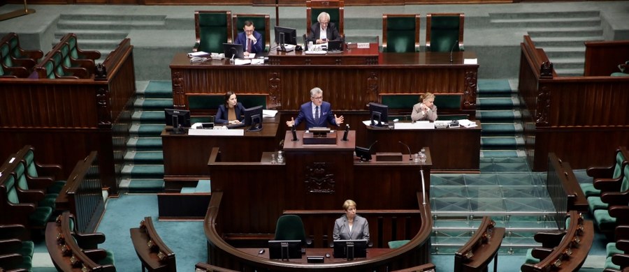 Wobec złożenia poprawek, Sejm ponownie odesłał do komisji sprawiedliwości projekt posłów PiS ws. statusu sędziów Trybunału Konstytucyjnego. Opozycja chce odrzucenia projektu.
