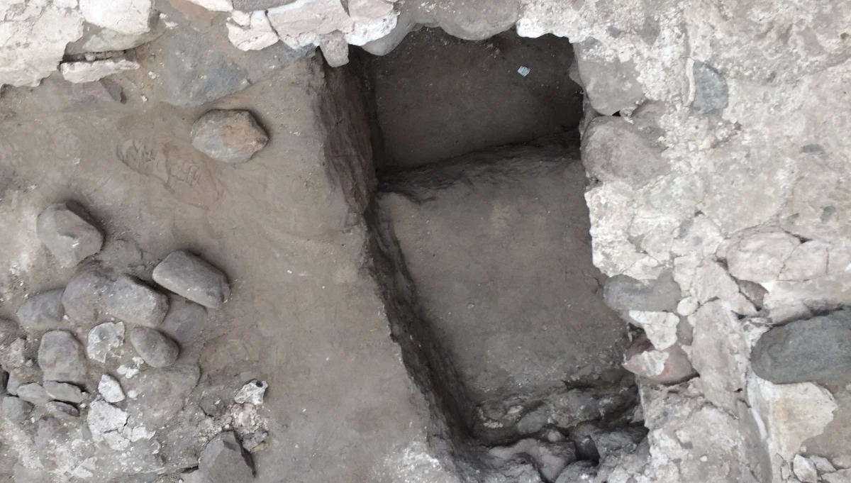 Naukowcy przebadali basen chrzcielny z X wieku na Ostrowie Lednickim. Gipsowy basen w siedzibie Mieszka I został odsłonięty na rocznicę chrztu Polski. Jutro zostanie on zakopany. "To był pałac, którego użytkownikiem był książę. Póki nie nastąpią inne odkrycia, porównywalne z tym w Ostrowie Lednickim to można twierdzić, że chrzest władcy miał miejsce właśnie tutaj" - mówił dr Janusz Górecki. archeolog z Muzeum Pierwszych Piastów na Lednicy.