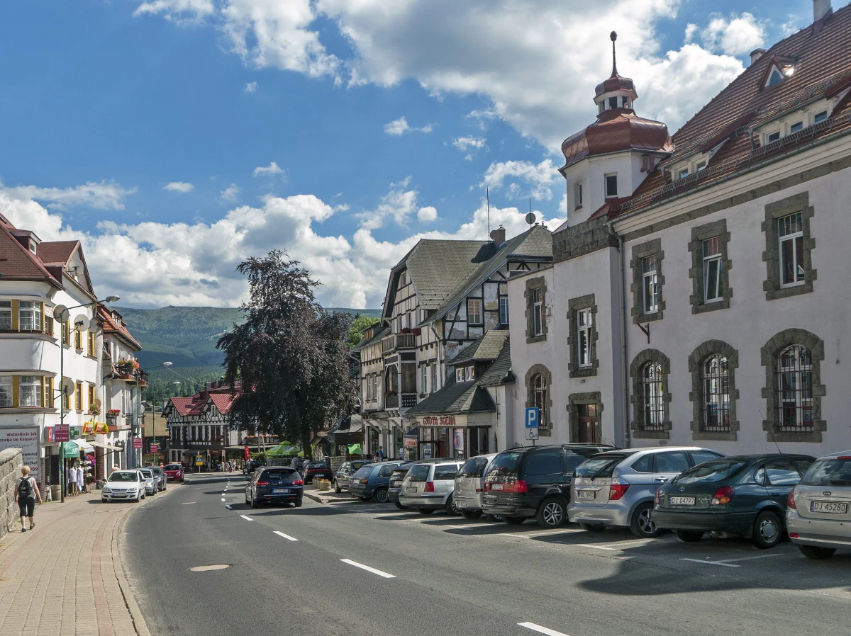 Ukryta sztolnia na obrzeżach miasta, a w niej kilka lub kilkanaście niemieckich ciężarówek z okresu II wojny światowej - to jedna z największych historycznych zagadek związanych ze Szklarską Porębą na Dolnym Śląsku. Właśnie rozpoczynają się poszukiwania tego miejsca. Auta mieli ukryć Niemcy, którzy wycofywali się pod koniec wojny do Czech. 