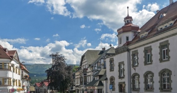 Ukryta sztolnia na obrzeżach miasta, a w niej kilka lub kilkanaście niemieckich ciężarówek z okresu II wojny światowej - to jedna z największych historycznych zagadek związanych ze Szklarską Porębą na Dolnym Śląsku. Właśnie rozpoczynają się poszukiwania tego miejsca. Auta mieli ukryć Niemcy, którzy wycofywali się pod koniec wojny do Czech. 