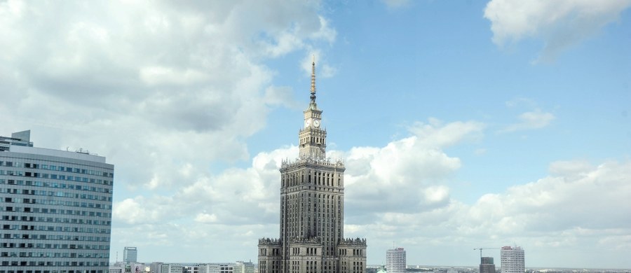 Prawo własności dwóch trzecich gruntu przy Placu Defilad (dawna Chmielna 70) w Warszawie przechodzi na własność Skarbu Państwa - taką decyzję podjął minister rozwoju i finansów. Decyzja została podjęta 28 października i przekazana wszystkim zainteresowanym stronom.