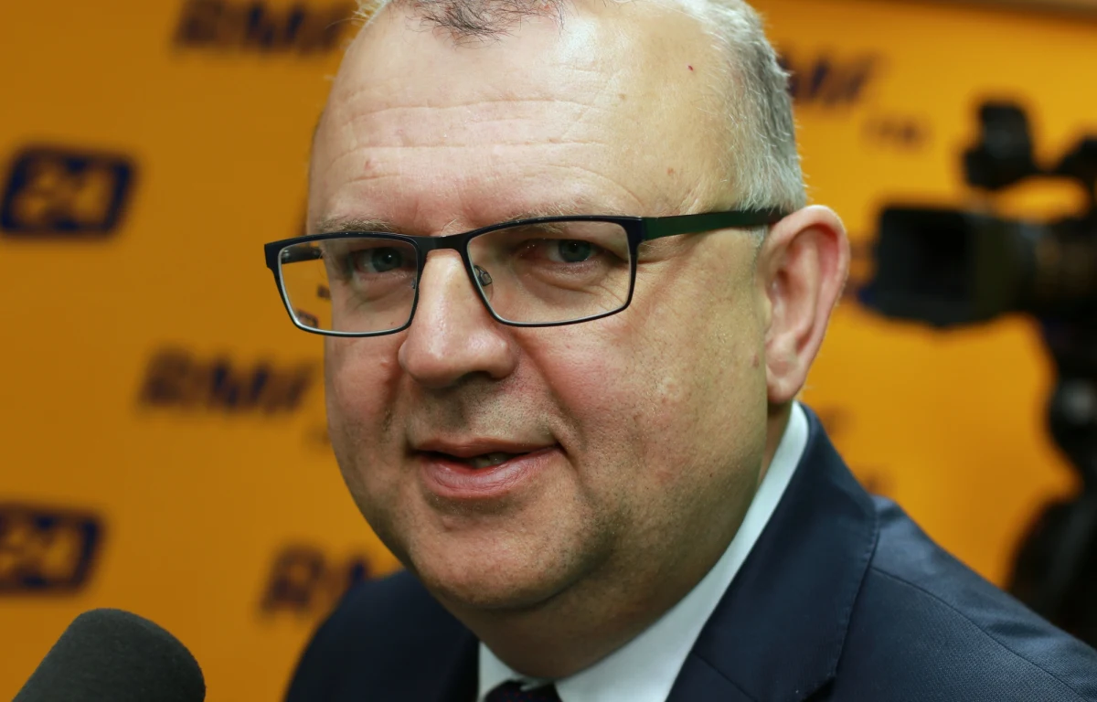 "Trybunał Konstytucyjny jest dla mnie sprawą na tyle ważną, jego przyszłość, jego pozycja, uzdrowienie sytuacji, że jestem gotów zaryzykować swoją karierę polityczną" - stwierdził Kazimierz Michał Ujazdowski, gość Popołudniowej rozmowy w RMF FM. "Polska potrzebuje niezależnego sądu konstytucyjnego z autorytetem. Można połączyć silne przywództwo z szacunkiem dla instytucji, szczególnie takich jak sąd konstytucyjny" - podkreślił europoseł PiS. "W kwestii TK moja propozycja kompromisu wyrastała z dobrego odczytania interesu państwa. To ja mam rację. Chciałbym, żeby ten zawzięty konflikt skończył się i by możliwe było otwarcie drogi do uzdrowienia sytuacji" - tłumaczył. "Wydaje mi się, że Polacy dobrze odczytują tę sytuację. Większość obywateli - choć nie jest wprowadzona w detale - chciałaby, żeby ten spór się skończył, bo pragnie stabilności prawa i państwa" – ocenił Ujazdowski. Zauważył też, że „w dobrze urządzonym państwie są instytucje wyłączone z bieżącego sporu politycznego”. Pytany o polityczne plany na przyszłość gość Marcina Zaborskiego odparł: „Nie planuję startu w wyborach na prezydenta Wrocławia. Nie szukam nowych form działalności politycznej. Nie szukam nowego miejsca politycznego dla siebie”. "Nie oglądam programów informacyjno-politycznych w telewizji publicznej. Mam wrażenie, że jest to odwrotność tych programów w mediach prywatnych, które były nacechowane stronniczością" - stwierdził Ujazdowski w internetowej części rozmowy.