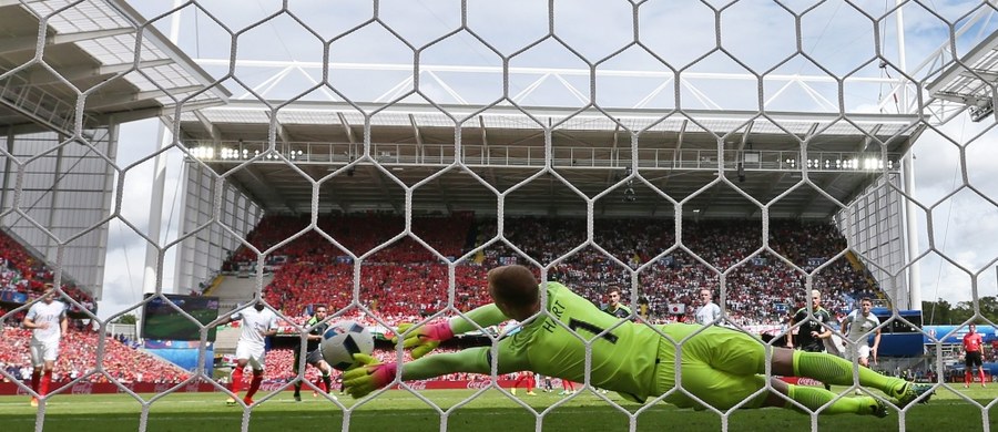 ​Reprezentacje Anglii i Szkocji zaryzykują sankcje FIFA. Narodowe zespoły mają spotkać się na Wembley 11 listopada, w meczu eliminacyjnym do mistrzostw świata w Rosji. Pojedynek rozegrany zostanie w rocznicą zakończenia I wojny światowej. Jak zapowiedziano, piłkarze będą nosić na murawie czarne opaski z czerwonym makiem - symbol pamięci o poległych żołnierzach. 