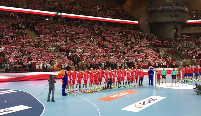 Polska - Serbia. Kibice śpiewają "Mazurka Dąbrowskiego"