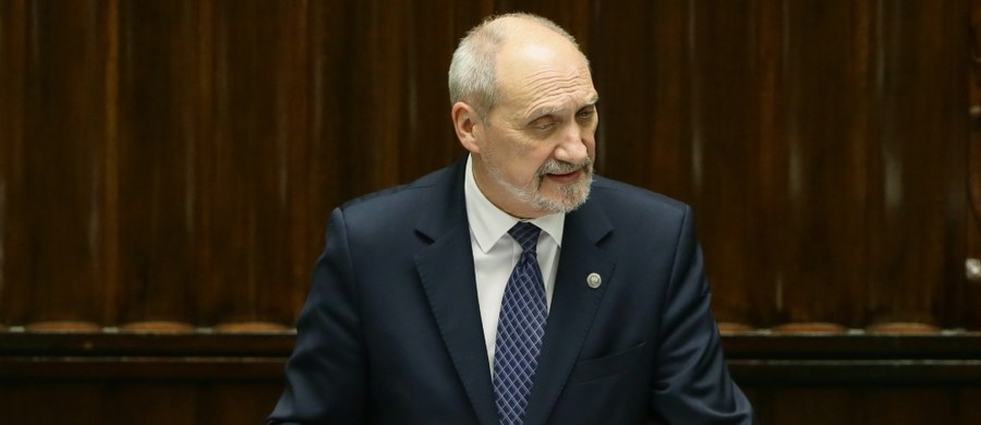 Do końca września Antoni Macierewicz wydał roczny budżet na cele reprezentacyjne - resort obrony oficjalnie potwierdza informacje RMF FM. Tłumaczy również, że szef MON zniósł sobie limit tych wydatków, wprowadzając regułę "według potrzeb", by "ograniczyć ilości wydanych decyzji zmieniających sztywny limit wydatków".