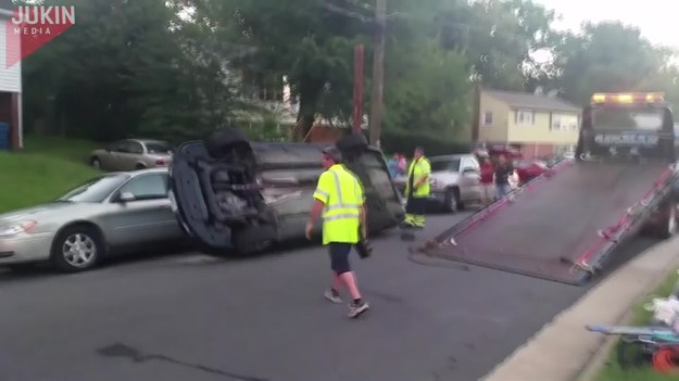 Gdy samochód przewrócił się na bok, ciężarówka holownicza przyjechała, żeby go zdjąć z ulicy. Niestety, coś poszło nie tak...