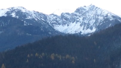 Wzrósł stopień zagrożenia lawinowego w Tatrach. Napadało śniegu, wieje silny wiatr