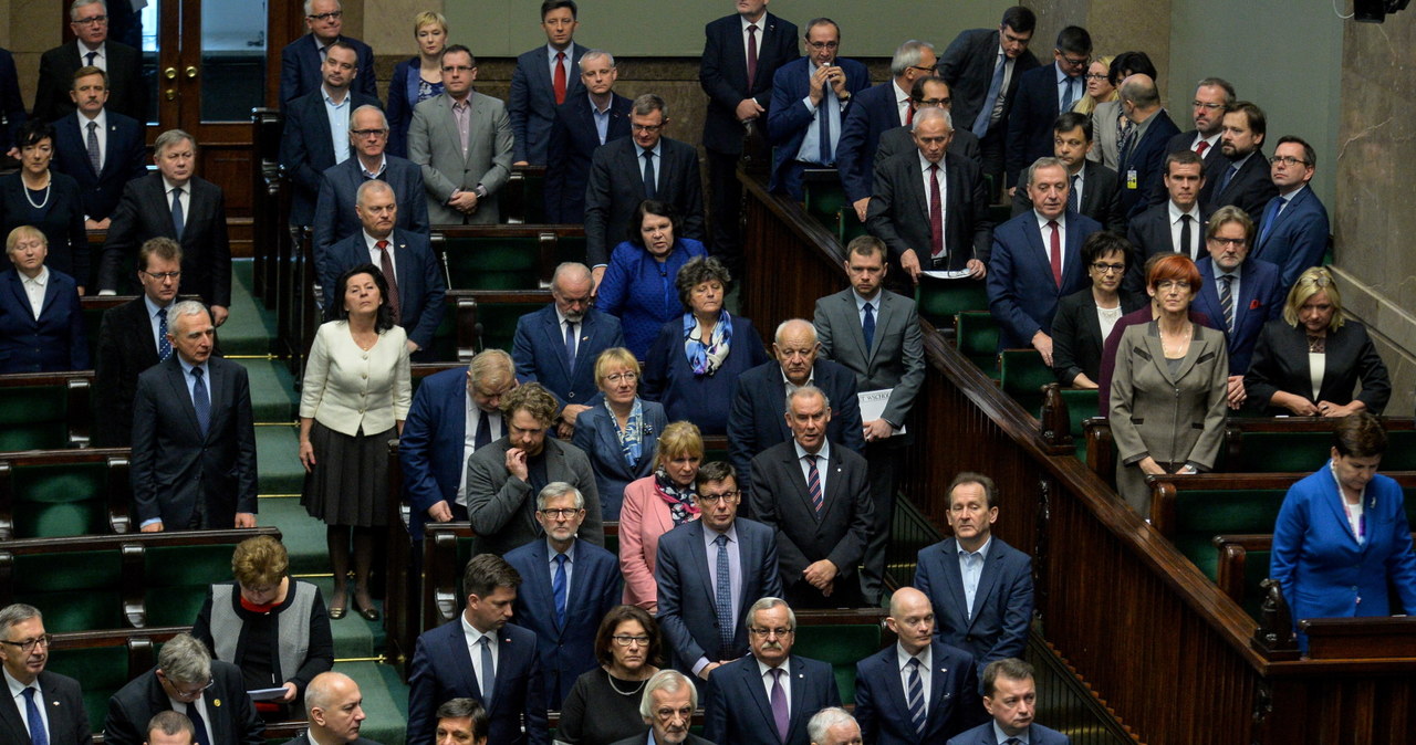 Sejm Rzeczypospolitej Polskiej, wspominając postać Andrzej Wajdy, czci jego pamięć i oddaje mu hołd za jego ogromne zasługi dla historii kina i teatru oraz artystyczny kunszt na przestrzeni lat - brzmi uchwała przyjęta przez aklamację w piątek przez posłów.