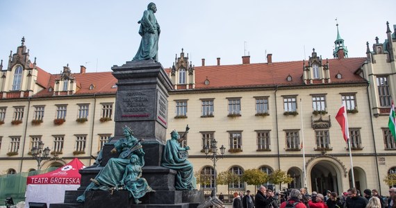Krakowski pomnik Adama Mickiewicza „sklonowany”. Jego kopia stanęła na rynku we Wrocławiu. Postument wieszcza mieszkańcy dolnośląskiej stolicy mogą podziwiać przez trzy najbliższe dni. To część akcji „Artyści na cokoły” przygotowanej przez krakowski Teatr Groteska. 