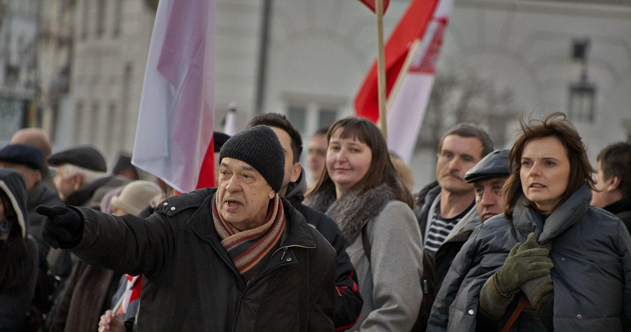 Ambasada RP w Berlinie przełożyła zaplanowaną na poniedziałek niemiecką premierę filmu "Smoleńsk" na późniejszy termin - poinformował w piątek szef polskiej placówki dyplomatycznej w stolicy Niemiec Andrzej Przyłębski.