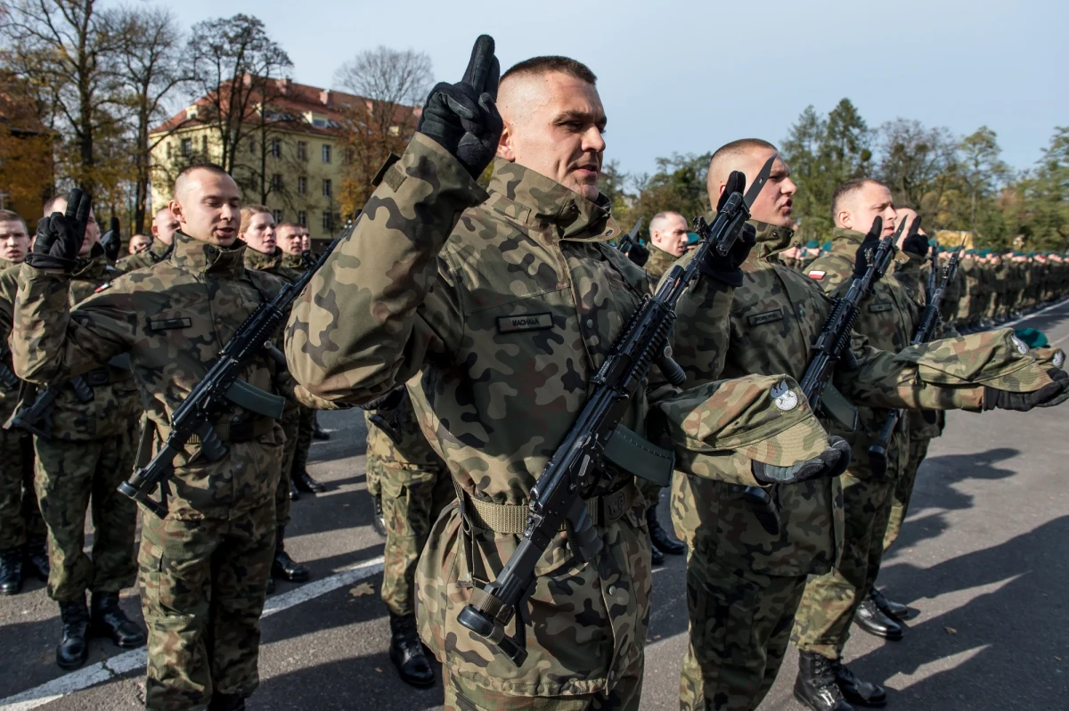 ​Ponad 60 podchorążych, którzy w przyszłości zostaną oficerami Wojsk Obrony Terytorialnej złożyło w piątek we Wrocławiu przysięgę wojskową. Ochotnicy są po blisko miesięcznym, podstawowym szkoleniu. Przed żołnierzami jeszcze 11-miesięczny specjalistyczny kurs. To pierwsza przysięga żołnierzy, którzy będą służyć w nowych siłach zbrojnych.