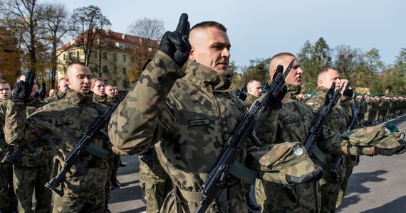 ​Ponad 60 podchorążych, którzy w przyszłości zostaną oficerami Wojsk Obrony Terytorialnej złożyło w piątek we Wrocławiu przysięgę wojskową. Ochotnicy są po blisko miesięcznym, podstawowym szkoleniu. Przed żołnierzami jeszcze 11-miesięczny specjalistyczny kurs. To pierwsza przysięga żołnierzy, którzy będą służyć w nowych siłach zbrojnych.