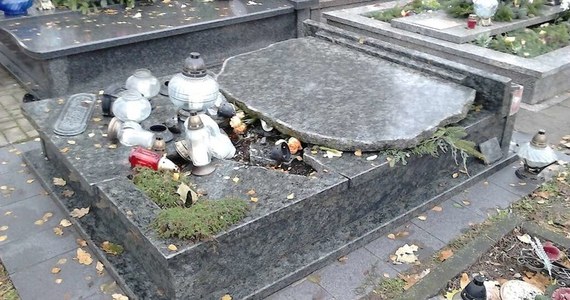 Policja zatrzymała 30-letniego mężczyznę, który może mieć związek ze zniszczeniem ponad stu nagrobków na cmentarzu komunalnym w Ełku. Do tego aktu wandalizmu doszło w nocy z środy na czwartek.