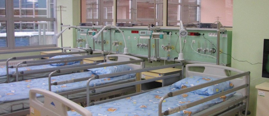 ​Po pół mln zł zadośćuczynienia domagają się matka oraz dwaj synowie, którzy zostali zamieni przy porodzie w szpitalu w Piotrkowie Trybunalskim. Do zamiany doszło przed 35 laty, a kobieta dowiedziała się o tym 3 lata temu. Pozew przeciwko Skarbowi Państwa do łódzkiego Sądu Okręgowego złożyła, w imieniu klientów, mecenas Maria Wentlandt-Walkiewicz.