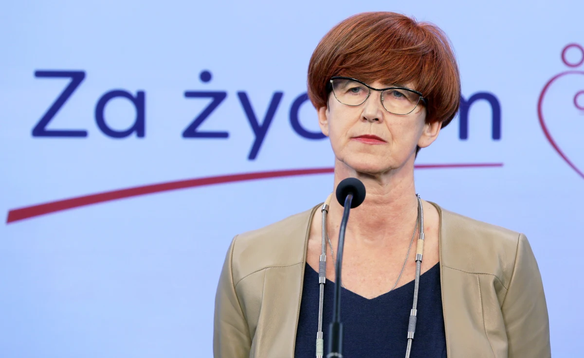 Od nowego roku świadczenie pielęgnacyjne dla matki wyniesie 1406 złotych. Matka będzie też miała zagwarantowane ubezpieczenie społeczne - poinformowała szefowa resortu pracy, rodziny i polityki społecznej Elżbieta Rafalska.