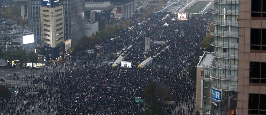 Tysiące Koreańczyków demonstrowało w sobotę w Seulu, wzywając prezydent Korei Południowej Park Geun Hie do ustąpienia w związku ze skandalem korupcyjnym i handlem wpływami.