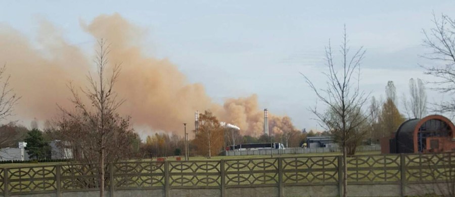 W hucie należącej do koncernu ArcelorMittal w Dąbrowie Górniczej doszło dzisiaj do niekontrolowanej emisji pyłków do atmosfery. Rude kłęby dymu unoszące się nad zakładem były doskonale widoczne z okolicznych domów. 