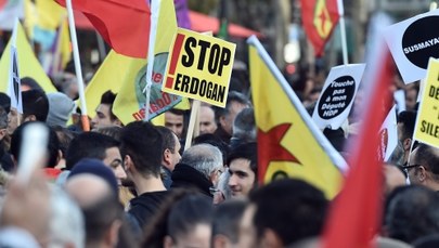 Wielka demonstracja w Paryżu przeciwko działaniom władz tureckich. "Precz z reżimem Erdogana"