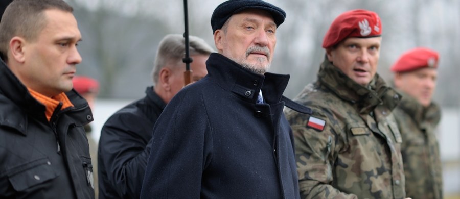 Minister obrony Antoni Macierewicz zapowiedział, że szczegółowo odpowie na list ministrów obrony Francji i Niemiec w związku z tym, że Polska nie zawarła kontraktu na śmigłowce Caracal koncernu Airbus. Jean-Yves Le Drian i Ursula von der Leyen pisali do szefa MON o "dużym kroku w tył we współpracy w dziedzinie obrony”.