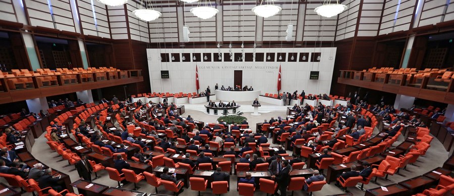 ​Prokurdyjska Ludowa Partia Demokratyczna (HDP) ogłosiła "wstrzymanie działalności legislacyjnej" w tureckim parlamencie. Opozycyjne ugrupowanie tłumaczy, że jest to odpowiedź na ostatnie aresztowania członków partii.