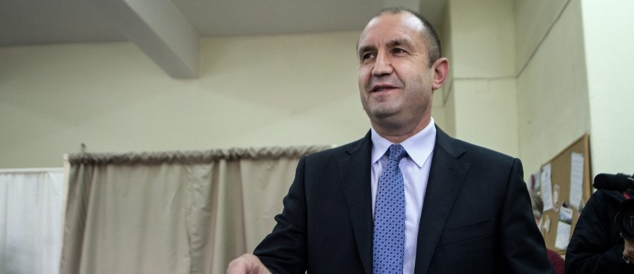 Kandydat opozycyjnej Bułgarskiej Partii Socjalistycznej (BSP) gen. rezerwy Rumen Radew prowadzi w pierwszej turze niedzielnych wyborów prezydenckich z 24,8 - 27,3 proc. głosów - wynika z sondaży exit poll. Na drugim miejscu z 22,6 - 23,5 proc. jest Cecka Caczewa, kandydatka centroprawicowej partii GERB - głównej siły w rządzącej koalicji.