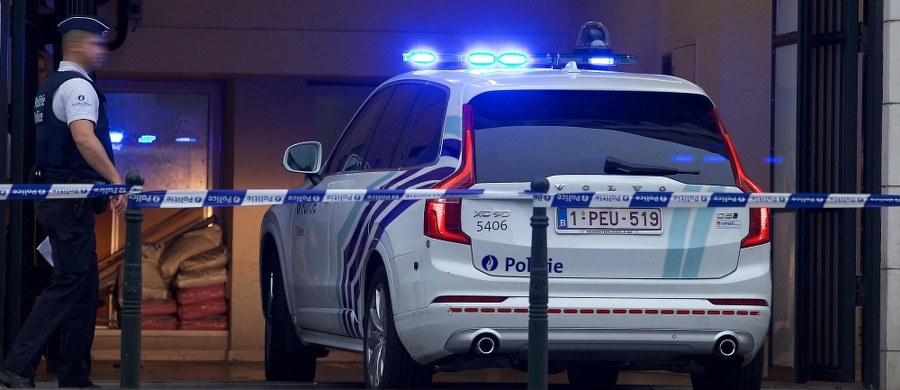 Ciała dwóch 30-letnich mężczyzn znaleziono w niedzielę późnym popołudniem w kontenerze mieszkalnym w miejscowości Lanklaar w Limburgii. W kontenerze odkryto także duże ilości mocnego alkoholu. 