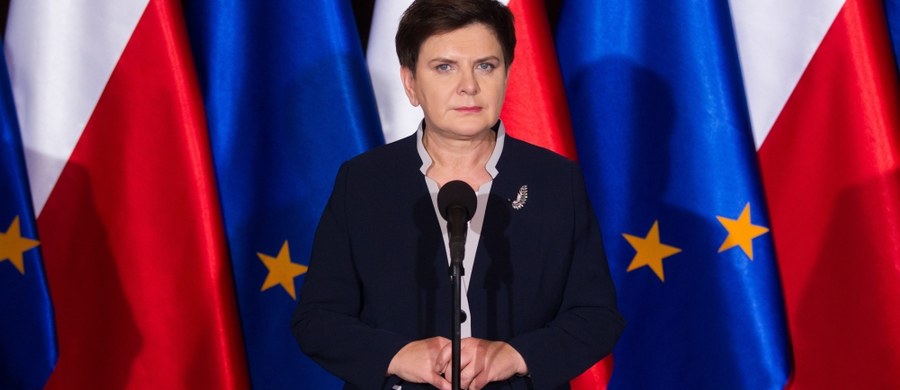 "Rozmowy zostały zakończone i szukamy nowych dostawców. Oferta jest otwarta. Ważną rolę, mam nadzieję, odegra Black Hawk” – tak premier Beata Szydło mówiła o nowym przetargu na dostawę śmigłowców dla polskiej armii. Szefowa rządu podkreślała w Łańcucie, że polska armia potrzebuje dobrego, nowoczesnego sprzętu, po to, aby była skuteczna. 