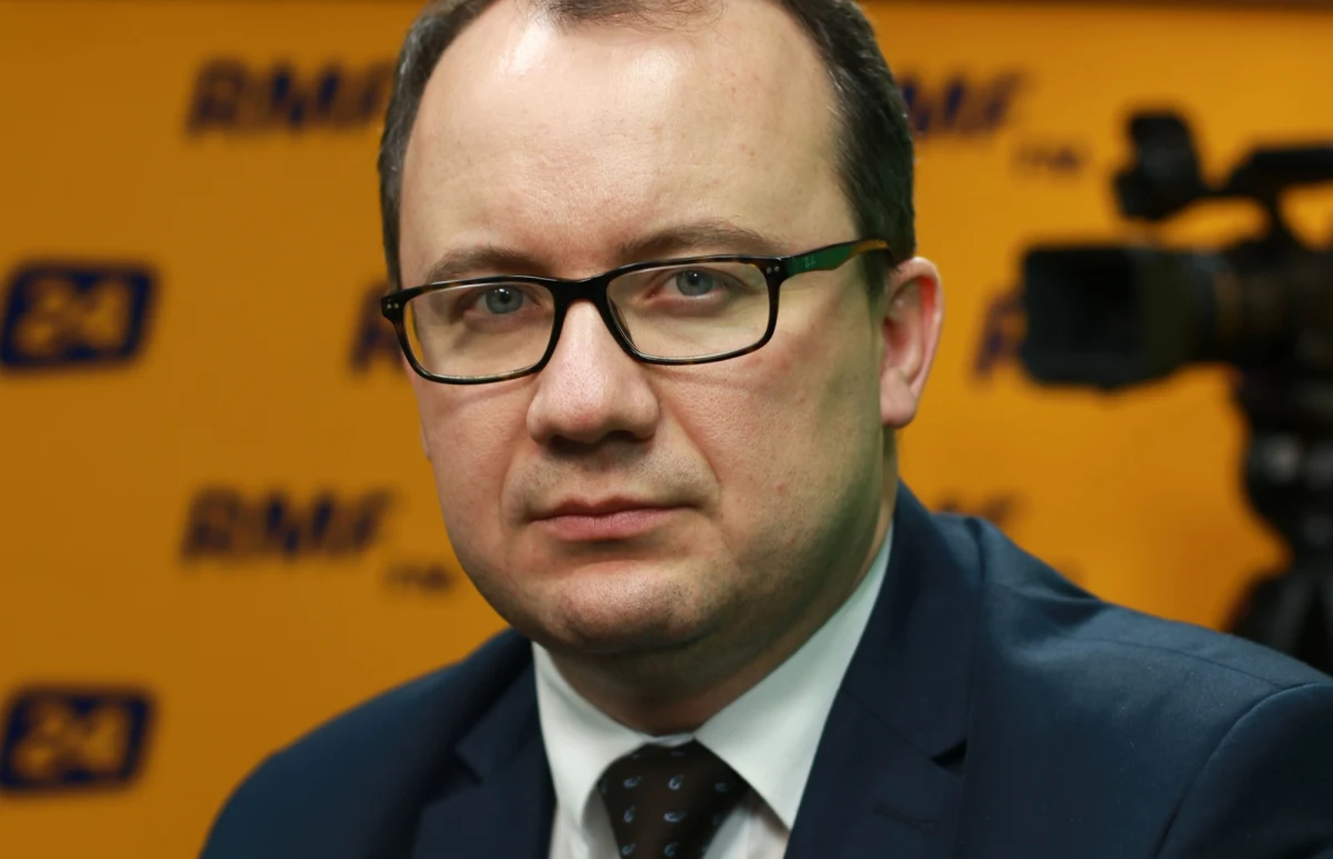 "W każdej sytuacji, w której dzieje się tego typu historia, obowiązkiem rzecznika jest podjęcie jej z urzędu" - mówił o skandalicznym porodzie w starachowickim szpitalu gość Popołudniowej rozmowy w RMF FM - Rzecznik Praw Obywatelskich Adam Bodnar. "Trzeba wysłać list do Ministra Zdrowia, Rzecznika Praw Pacjenta, do podmiotu, który jest odpowiedzialny za prowadzenie tego szpitala i  zastanowić się, gdzie został popełniony błąd, czy błędy są systemowe, czy indywidualne" - dodał. Pytany o spór wokół Trybunału Konstytucyjnego gość Marcina Zaborskiego odpowiada: "Mam wrażenie, że rozłam jest już od jakiegoś czasu". "Jeżeli się przyjrzymy wszystkim orzeczeniom Trybunału wydawanym w ostatnich tygodniach i miesiącach, to nawet jeżeli one dotyczyły spraw niekontrowersyjnych, to zazwyczaj były składane zdania odrębne" - zauważył Bodnar. Gość Popołudniowej rozmowy w RMF FM odniósł się też do przekazanego Polsce raportu Komitetu Praw Człowieka ONZ. "Wydaje mi się, że z punktu widzenia wizerunkowego to zawsze jest problem, jeżeli państwo nie przestrzega wiążących zobowiązań międzynarodowych w zakresie praw człowieka" - ocenił Bodnar. Wyjaśnił też, jak wyglądało jego zaangażowanie w powstanie tego dokumentu i odpierał zarzuty mówiące o tym, że stał się politykiem: "Rzecznik ma prawo współpracowania z zagranicznymi instytucjami zajmującymi się ochroną praw człowieka". "Ja po prostu robię to, co należy do krajowej instytucji praw człowieka" - podkreślił. 