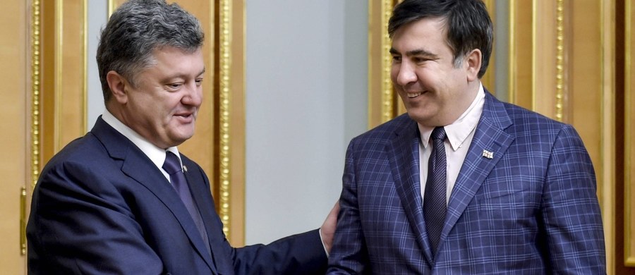 ​Były prezydent Gruzji Micheil Saakaszwili poinformował, że zdecydował o rezygnacji ze stanowiska gubernatora obwodu odeskiego na Ukrainie. Oskarżył prezydenta Petra Poroszenkę o popieranie klanów korupcyjnych - podała agencja Interfax-Ukraina.
