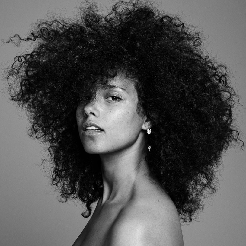 Alicia Keys w doskonałej formie, po czteroletniej wydawniczej przerwie, wraca z albumem "Here", który pokazuje, jak długą drogę przeszła - od wydanego w 2001 debiutu "Songs in a Minor", przepełnionego potężnymi klawiszowymi akordami, do roku 2016, gdy jej talent błyszczy bez ozdobników.