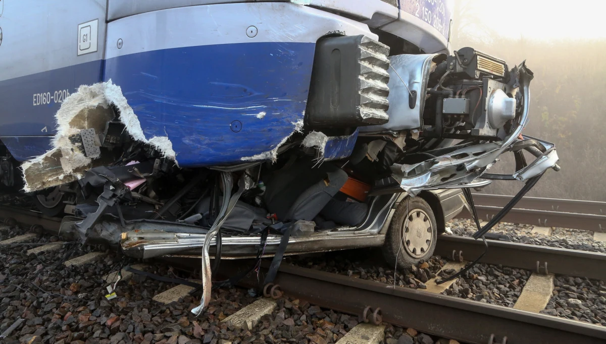 Tragiczny wypadek na przejeździe kolejowym. W Piotrkowie Trybunalskim w Łódzkiem pociąg relacji Łódź Kaliska-Kraków Główny wjechał w samochód osobowy. Kierowca auta zginął na miejscu.
