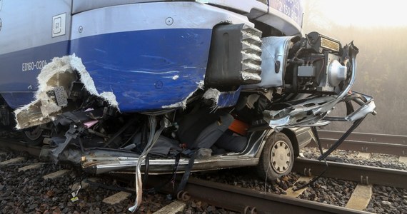 Tragiczny wypadek na przejeździe kolejowym. W Piotrkowie Trybunalskim w Łódzkiem pociąg relacji Łódź Kaliska-Kraków Główny wjechał w samochód osobowy. Kierowca auta zginął na miejscu.