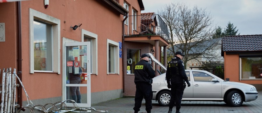 Policja zatrzymała dwie osoby w związku z dzisiejszym napadem w punkcie pocztowym w gminie Nowa Wieś Lęborska na Pomorzu - dowiedział się reporter RMF FM. Podczas napadu siekierą w głowę została raniona 49-letnia kobieta.