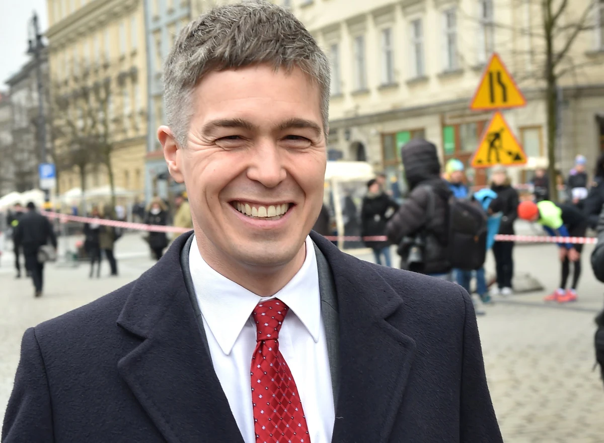 „Bez względu na to, kto zostanie jutro prezydentem Ameryki  - związki między USA i Polską pozostaną bardzo silne” – mówi w rozmowie z dziennikarzem RMF FM Michałem Zielińskim Walter Braunohler, Konsul Generalny USA w Krakowie. „Ktokolwiek wygra, ludzie będą jutro szanować tę decyzję. Będą normalnie pracować. Naród uzna, że oto ma nowego prezydenta bez względu na to, kto nim zostanie” - podkreśla.