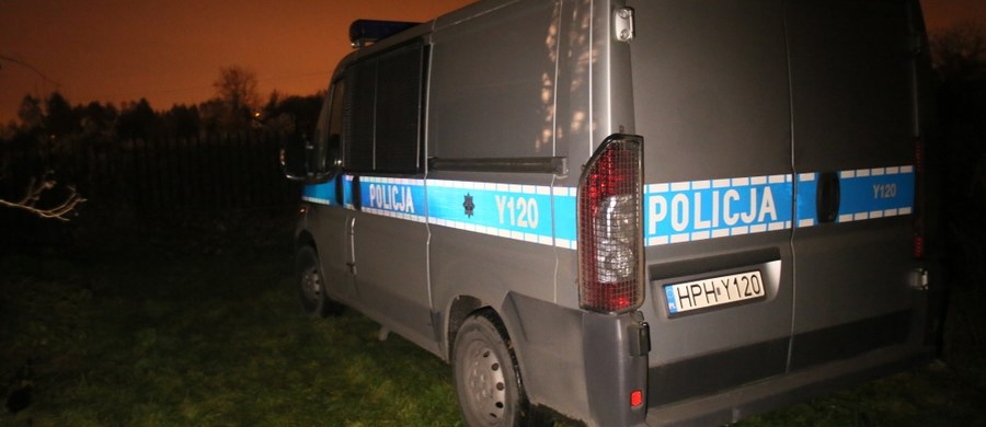 Policjanci wytypowali kilkadziesiąt zgłoszeń dot. zaginięć kobiet z całej Polski, które będą teraz szczegółowo analizowane - dowiedział się reporter RMF FM, Krzysztof Zasada. Chodzi o sprawdzenie, czy 29-letni Sławomir T., zatrzymany w Radomiu pod zarzutem zabójstwa 18-latki, może mieć na koncie więcej ofiar. Przypomnijmy - mężczyzna ujawnił policjantom miejsce ukrycia kolejnych zwłok. Rano Prokuratura Okręgowa w Radomiu poinformowała, że mężczyzna usłyszał zarzut zabójstwa również tej ofiary. 29-latek został aresztowany na 3 miesiące. 