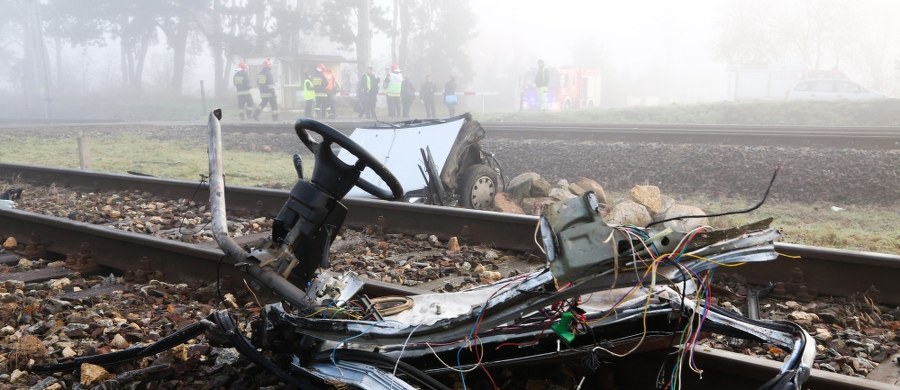 Sprowadzenie bezpośredniego niebezpieczeństwa w postaci katastrofy w ruchu lądowym i doprowadzenie do wypadku drogowego z udziałem samochodu, w którym zginął kierowca. Taki zarzut usłyszał 60-letni dróżnik, który pełnił służbę, gdy na strzeżonym pojeździe kolejowym w Piotrkowie Trybunalskim w Łódzkiem auto wjechało pod pociąg - dowiedziała się dziennikarka RMF FM, Agnieszka Wyderka. 