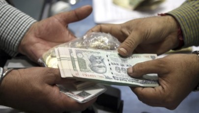 Chaos w Indiach. Rząd wycofał część banknotów, ludzie szturmują banki