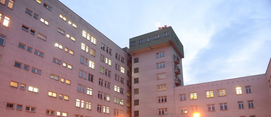 Tylko jedna z osób straciła pracę w szpitalu w Starachowicach. Dyrekcja placówki zapowiedziała, że do końca  tygodnia zwolnienia otrzymają wszyscy pracownicy, którzy pełnili dyżur na oddziale położniczym, gdy pacjentka rodziła martwe dziecko bez opieki medycznej. 