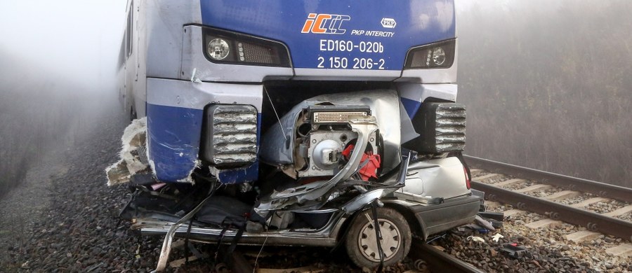 ​Sąd Rejonowy w Piotrkowie Trybunalskim nie uwzględnił wniosku prokuratury o tymczasowy areszt dla 60-letniego dróżnika. Mężczyzna usłyszał zarzut sprowadzenia katastrofy kolejowej i spowodowania wypadku, w którym zginął 35-letni kierowca samochodu.