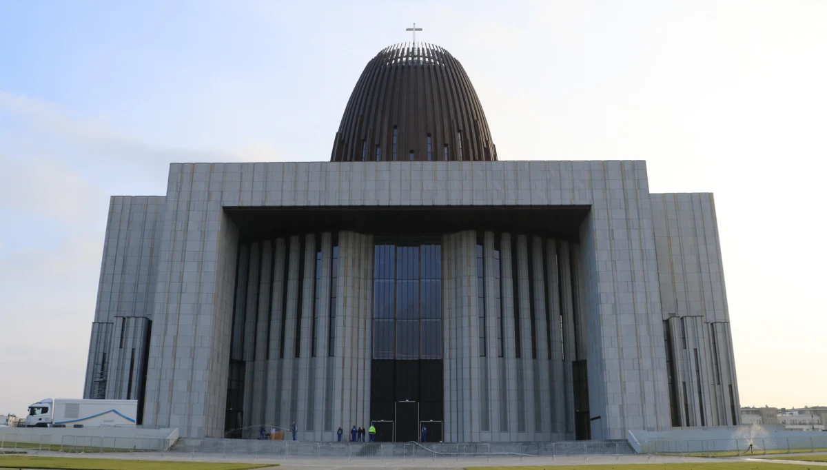 ​Uroczystą mszą świętą koncelebrowaną przez Prymasa Polski Wojciecha Polaka, z udziałem najwyższych władz państwowych, 11 listopada rozpocznie swoją działalność Świątynia Opatrzności Bożej w warszawskim Wilanowie. "Czuję się zwykłym księdzem w zwykłej parafii"- mówi Tadeusz Aleksandrowicz, proboszcz kościoła. 