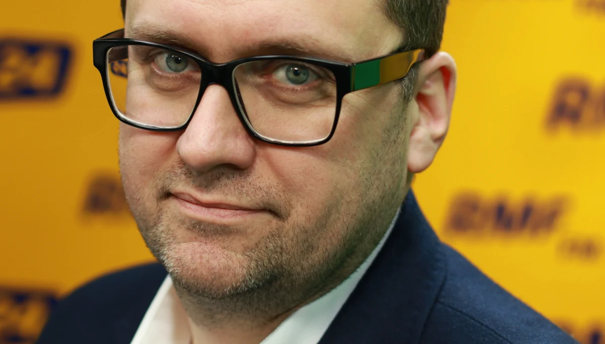 „Wydaje mi się, że w tej chwili nie ma sensu walczyć o to - przy takich podziałach, jakie są dzisiaj - żebyśmy wszyscy szli razem (w marszach 11 listopada – przyp. red)” - mówi Marcinowi Zaborskiemu dyrektor Muzeum Powstania Warszawskiego Jan Ołdakowski. Gość Popołudniowej rozmowy w RMF FM podkreśla jednak: "Należy mieć nadzieję, że 11 listopada pokażemy tę najpiękniejszą twarz Polski, że mimo teatru podziału, wszyscy zamanifestujemy, iż jesteśmy dumni z tego, że jesteśmy Polakami, mamy niepodległość i czujemy więź z pokoleniami, które ją wywalczyły”. Ołdakowski odpowiadając, czy dostrzega zagrożenia dla suwerenności naszego kraju odpowiada: „W tej chwili nie ma jeszcze moim zdaniem bezpośrednich zagrożeń dla niepodległości Polski, natomiast jak zawsze dzieje się dużo. Są takie sygnały, które mogą rzeczywiście powodować różne niepokoje. Natomiast myślę, że w najbliższych latach nie będzie wojny w Polsce”.  Pytany o to, co by zrobił, gdyby PiS zgłosiło jego kandydaturę na prezydenta Warszawy mówi: „Jak ktoś zadzwoni do mnie z inną propozycją, czy chciałbym robić taką czy inną wielką rzecz, to na pewno będę się zastanawiał”. Zaznacza jednak: „Nie planuję kandydować na żadną wybieralną i niewybieralną funkcję, jestem tam, gdzie jestem i tam się realizuję. Mam plany związane z pracą w Muzeum Powstania Warszawskiego”. 