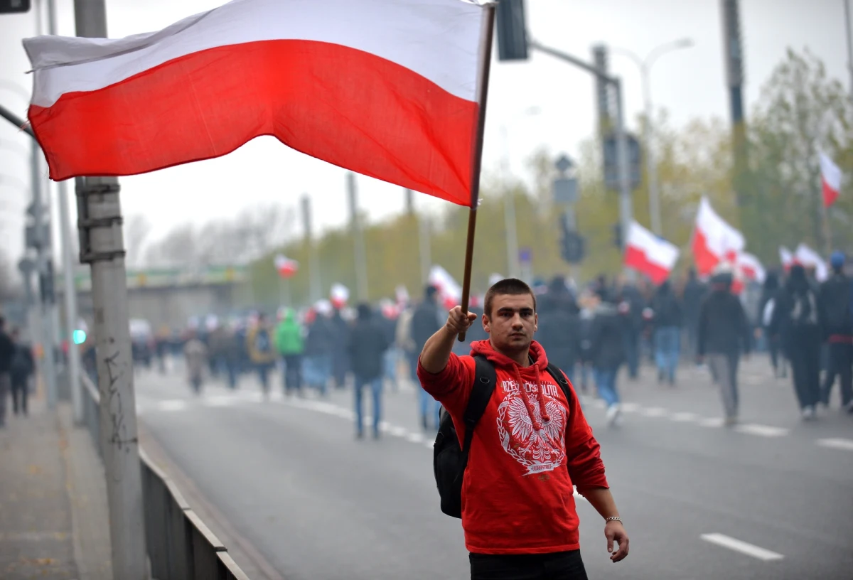 11 listopada, w Święto Niepodległości, ulicami Warszawy przejdą trzy duże marsze: środowiska narodowe organizują Marsz Niepodległości, Komitet Obrony Demokracji - marsz "KOD Niepodległości", a organizacje lewicowe i anarchistyczne - marsz antyfaszystowski. Poza tym mieszkańcy stolicy muszą spodziewać się jeszcze kilkunastu innych zgromadzeń - jak poinformowała szefowa stołecznego biura bezpieczeństwa Ewa Gawor, na 11 listopada zarejestrowano w Warszawie w sumie 20 publicznych zgromadzeń.
