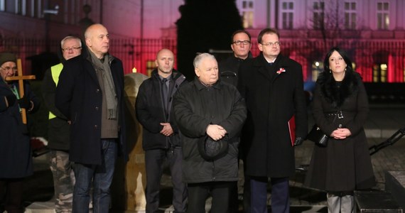 "Nie będzie prawdziwie wolnej Polski bez prawdy, bez zamknięcia sprawy, która tak długim cieniem położyła się na naszym życiu narodowym, społecznym - sprawy smoleńskiej" - mówił w Warszawie prezes PiS Jarosław Kaczyński. W czwartek przypada 79. miesięcznica katastrofy smoleńskiej.