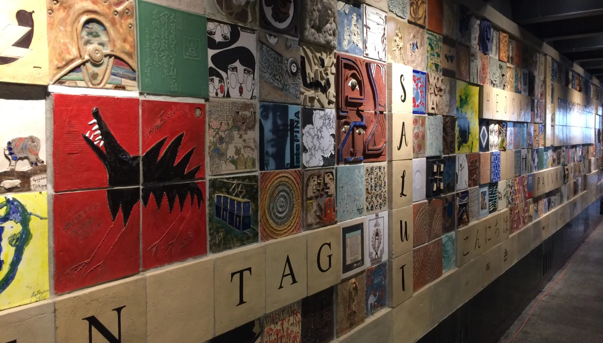 To prawdopodobnie największy, ceramiczny mural w Polsce! We Wrocławiu odsłonięto dzieło, któremu przyświeca jedno hasło - Spotkajmy się. Liczący ponad czterdzieści metrów kwadratowych mural można oglądać w Przejściu Słodowym przy ulicy Piotra Skargi.