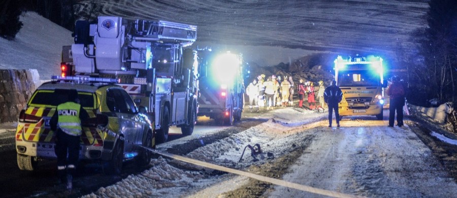 Trzy osoby są zaginione po osunięciu się ziemi w powiecie Sørum w Norwegii. Teren wokół blisko 300-metrowego osuwiska zamknięto. Na miejsce ściągnięto ekipy ratownicze z psami. „Obawiamy, że nie ma już szans na odnalezienie kogoś przy życiu” – powiedział Knut Hammer z lokalnej policji.