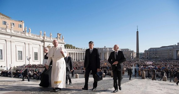Papież Franciszek odwiedził w Rzymie siedem rodzin, które założyli byli księża - podał Watykan. To kolejna wizyta w ramach tak zwanego Piątku Miłosierdzia. W Roku Świętym raz w miesiącu papież odwiedza miejsca naznaczone cierpieniem i trudnościami.